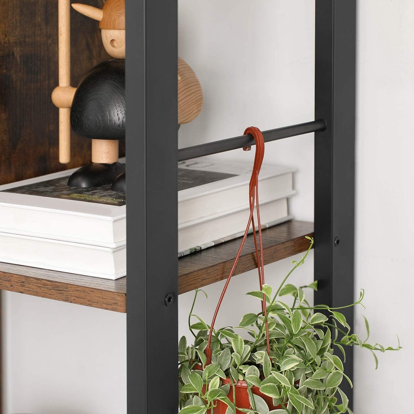 Bogreol i industrielt minimalistisk design - Reol -