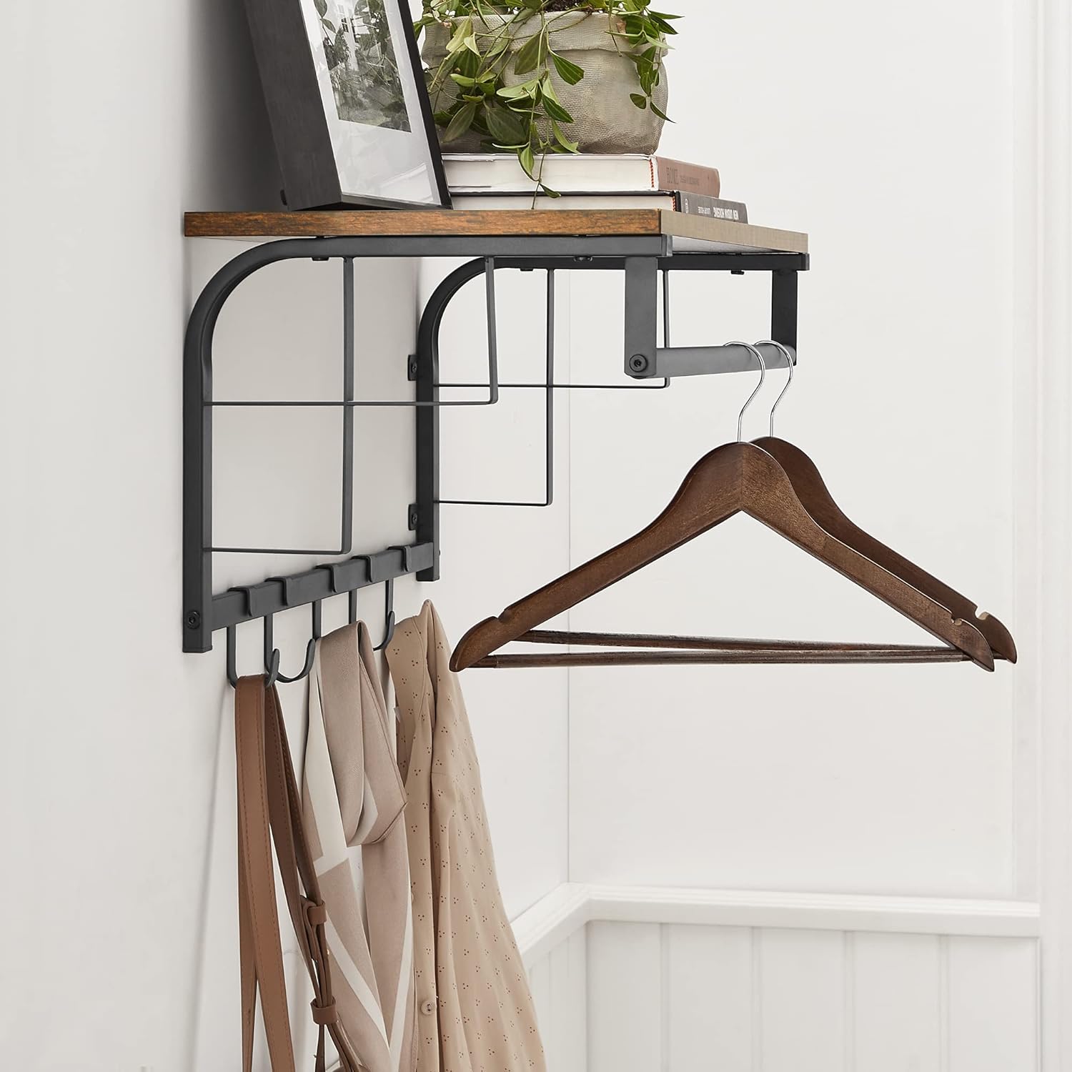 Hylde med garderobestang og knager - 66 cm - Hylde -