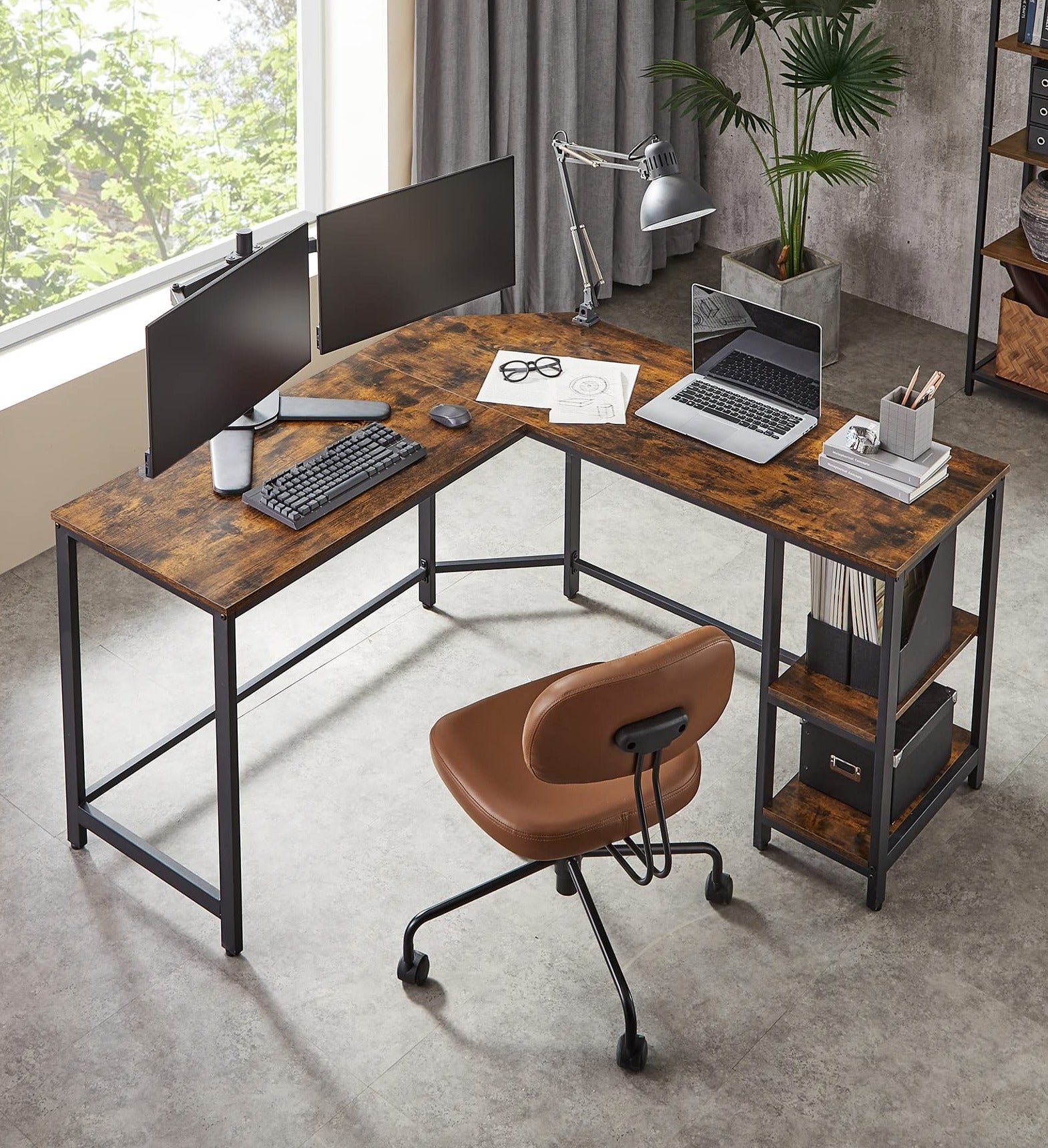 Hjørneskrivebord i rustikt design m. hylder - Skrivebord -