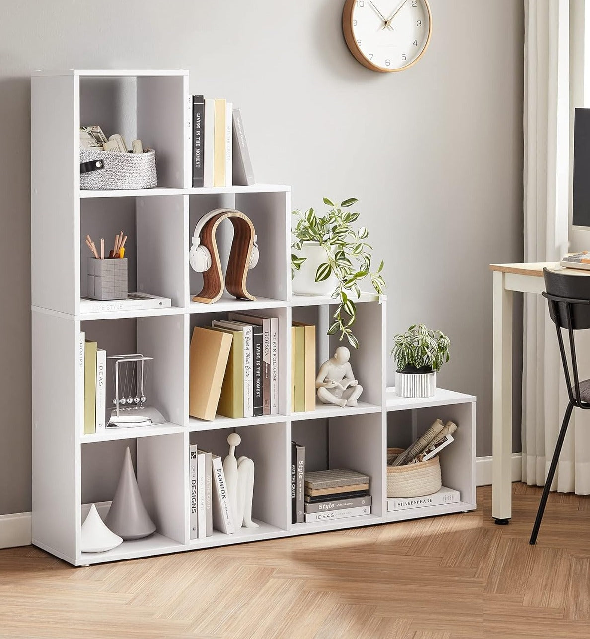 Moderne hvid bogreol i trappeopdeling - Reol -