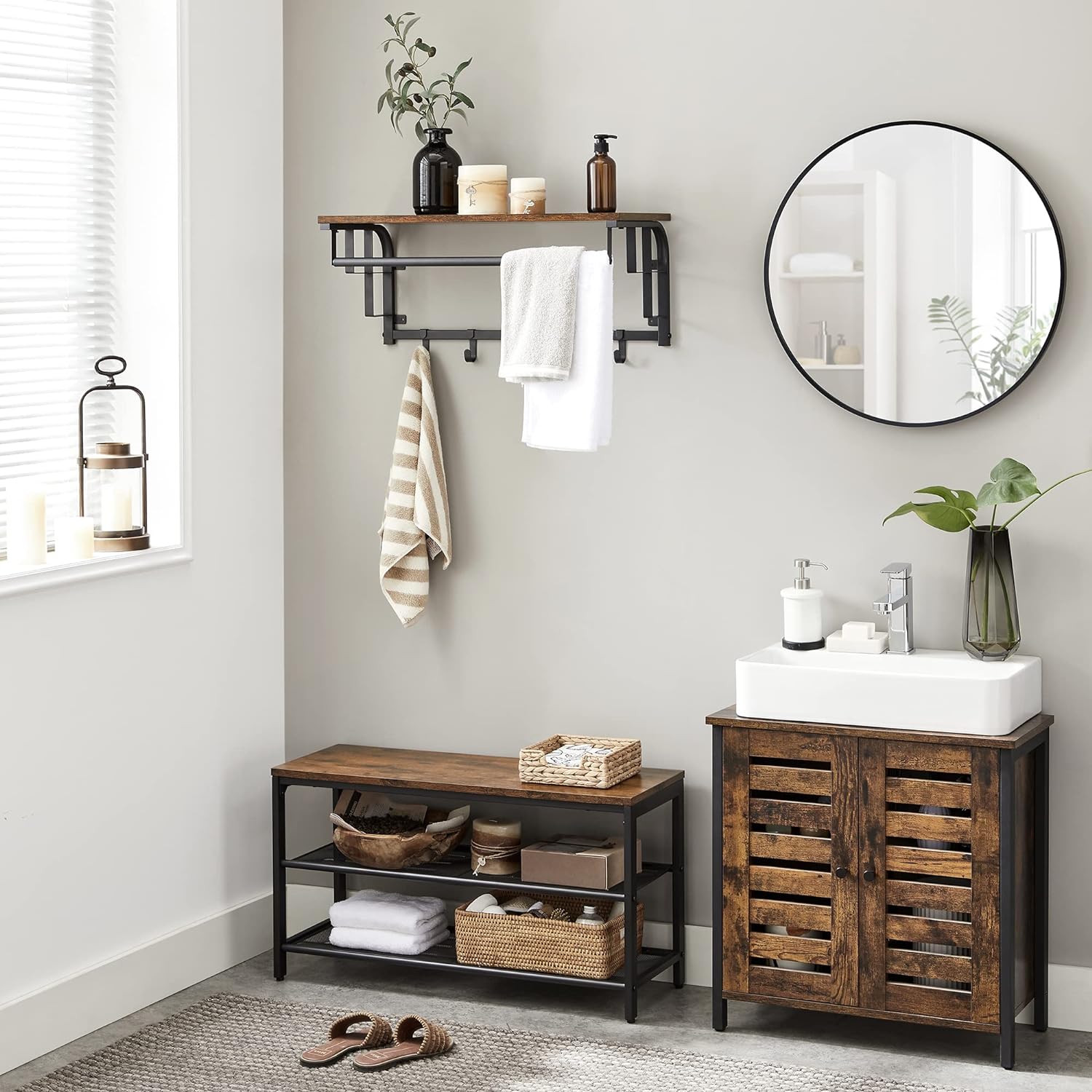 Hylde med garderobestang og knager - 66 cm - Hylde -