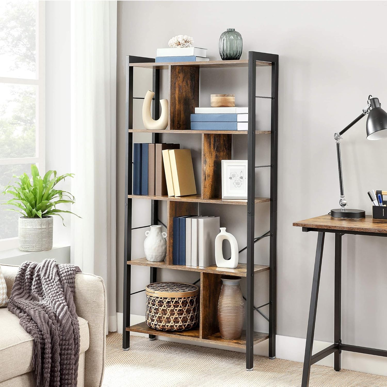 Bogreol i industrielt minimalistisk design - Reol -