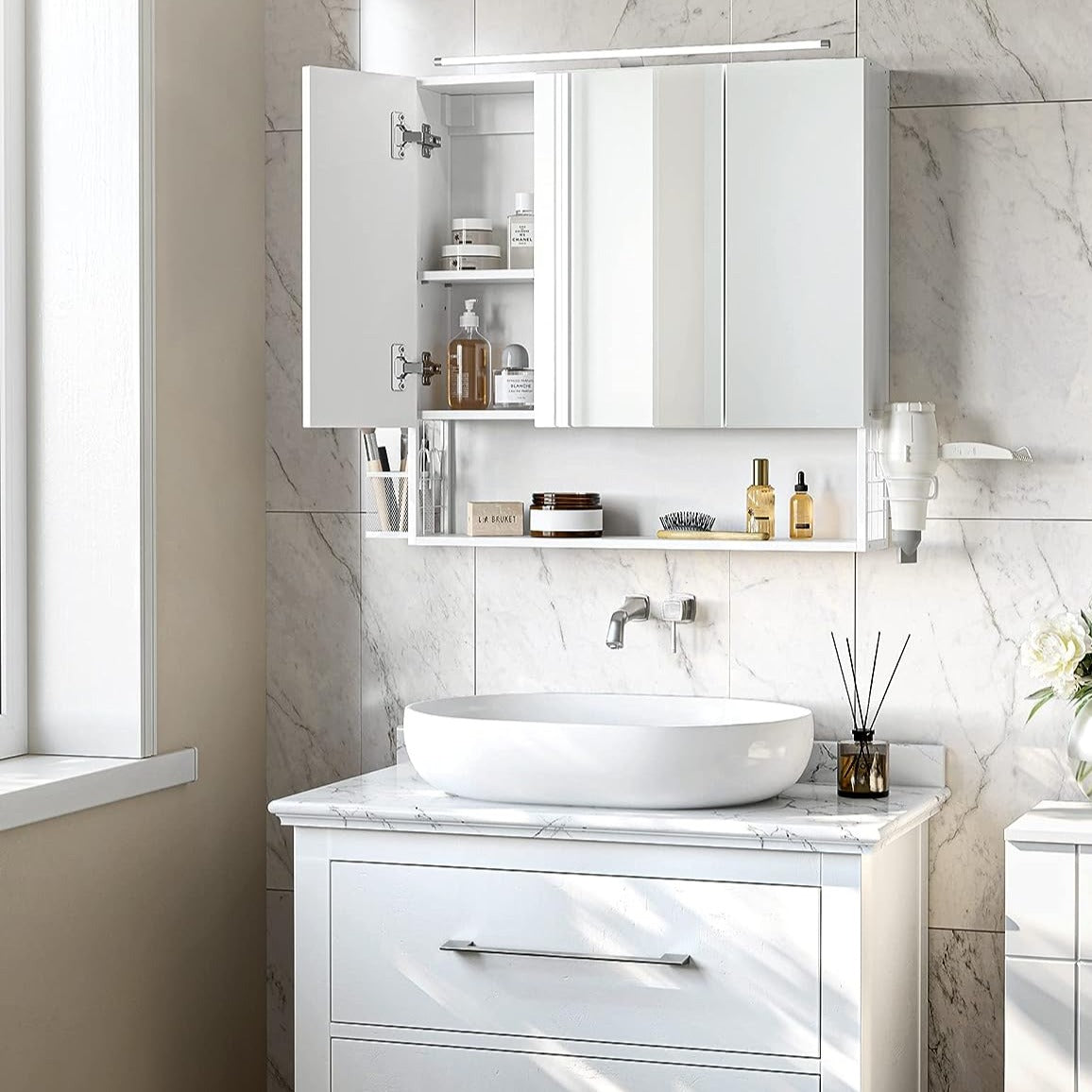 Badeværelsesskab med lys i elegant hvidt design - Badeværelsesskab -