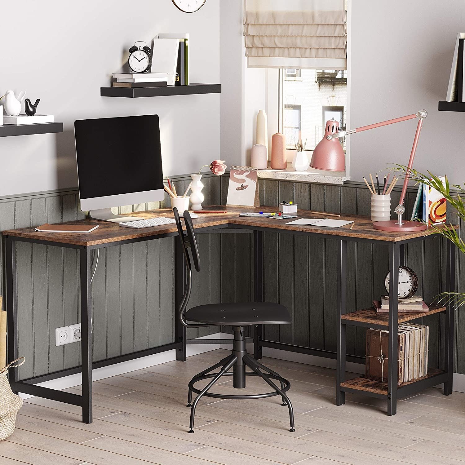 Hjørneskrivebord i rustikt design m. hylder - Skrivebord -